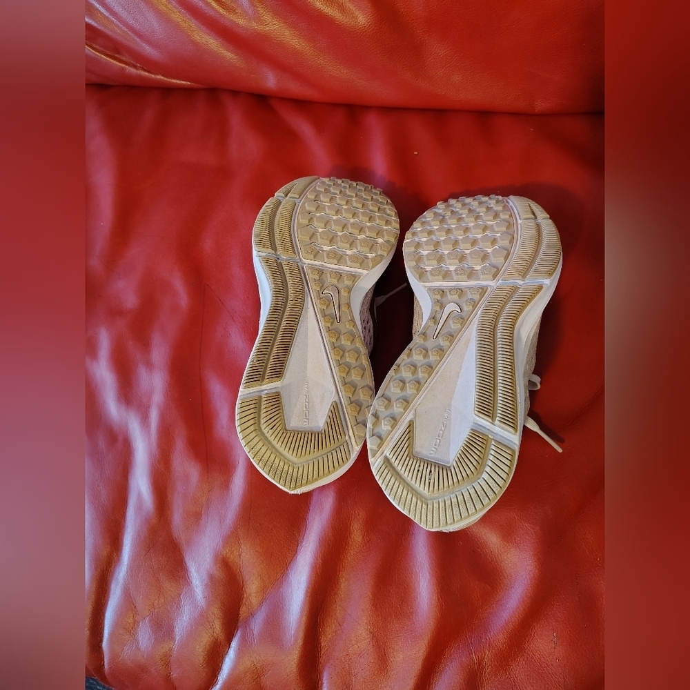 Nike Cream Sneakers with Yellow Highlights - Picture 5 of 6